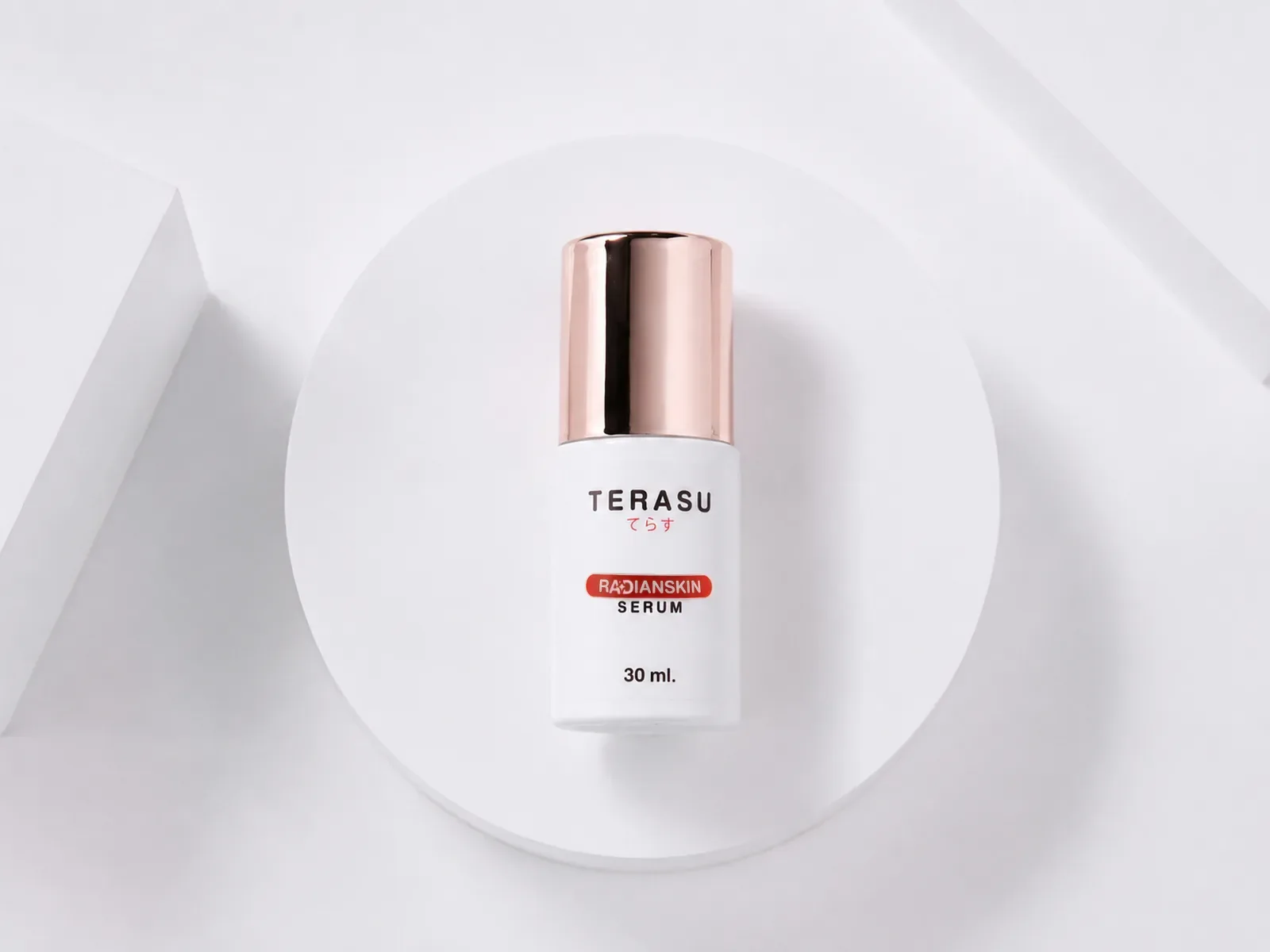ขวดเซรั่ม TERASU Radianskin บนแท่นทรงกลมสีขาว