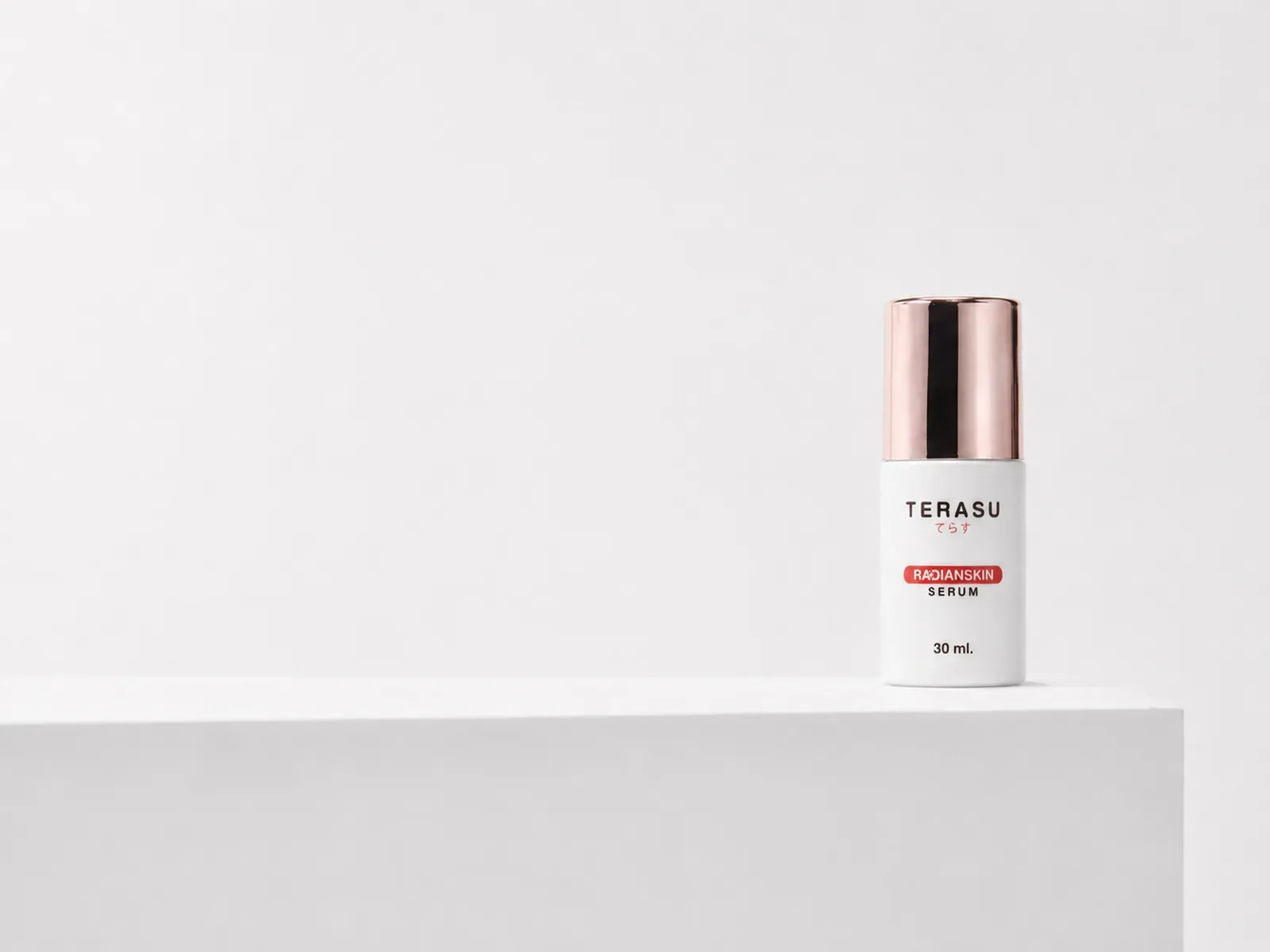 ขวดเซรั่ม TERASU Radianskin ตั้งบนแท่นสีขาว