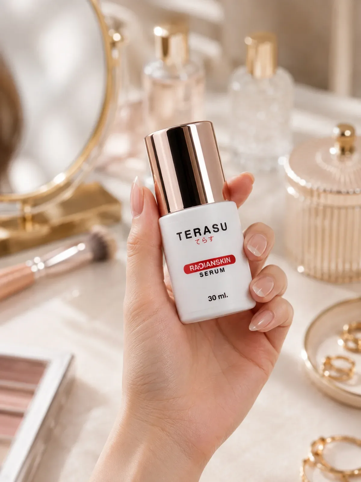 มือถือขวดเซรั่ม TERASU บนโต๊ะเครื่องแป้ง