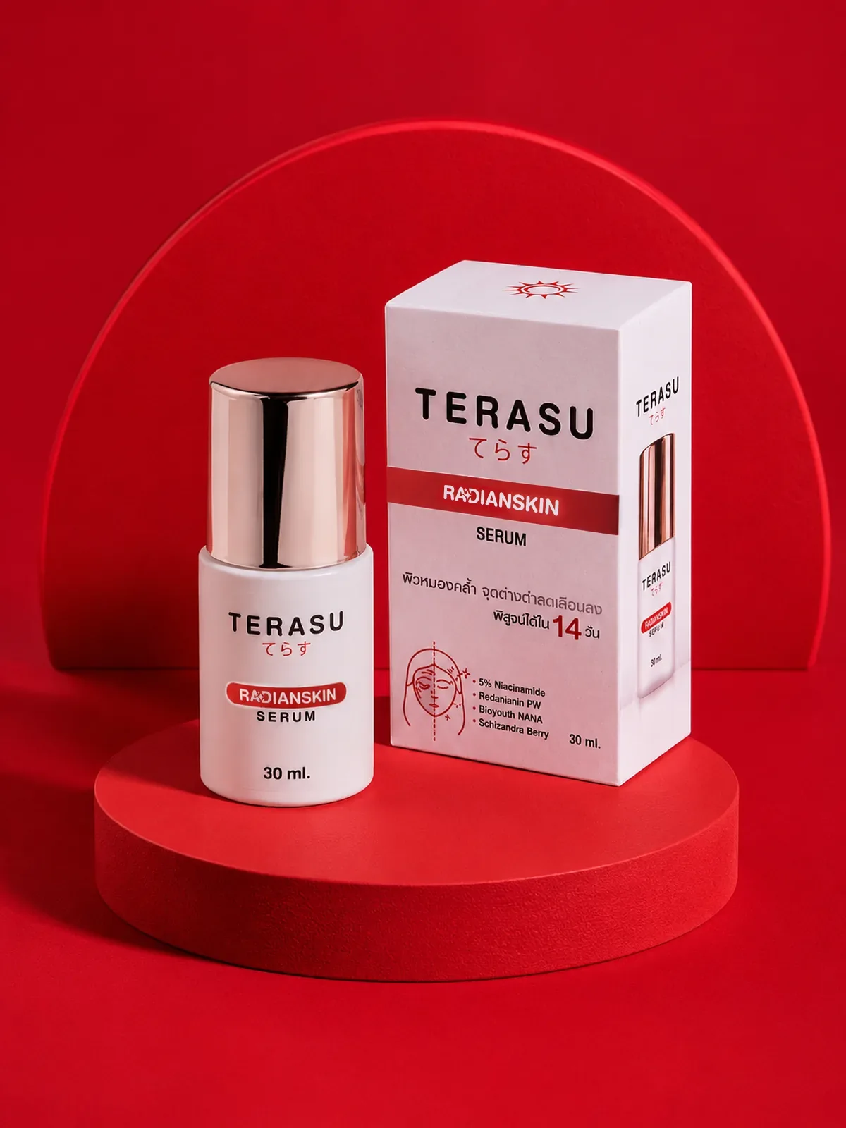 ขวดและกล่องเซรั่ม TERASU บนแท่นสีแดง